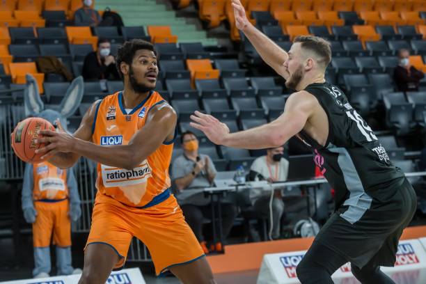 占据主动 占据主动